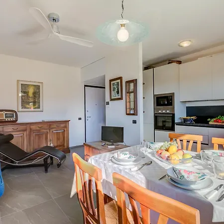 Appartamento Residenza Chiara: Sunny Balcony And Mountain View - Happy Rentals לאבנו-מומבלו