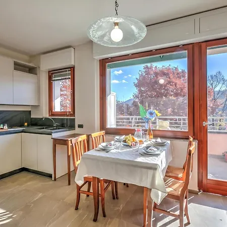 Residenza Chiara: Sunny Balcony And Mountain View - Happy Appartement Laveno-Mombello