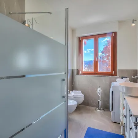 Residenza Chiara: Sunny Balcony And Mountain View - Happy Appartement Laveno-Mombello
